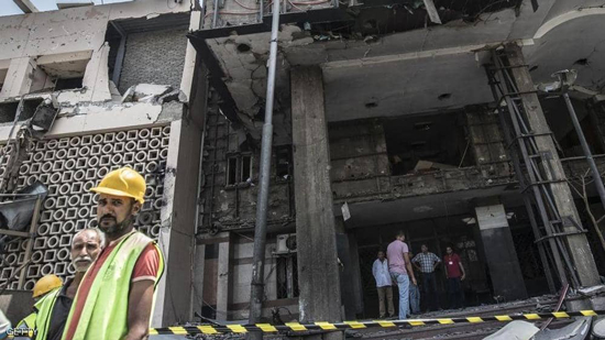 آثار التفجير الذي وقع أمام معهد الأورام في القاهرة