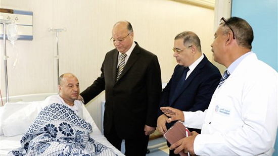 محافظ القاهرة يتفقد مصابى حادث معهد الأورام