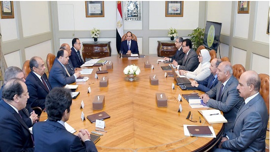 الرئيس يجتمع مع رئيس الوزراء، وعدد من الوزراء وكبار المسئولين