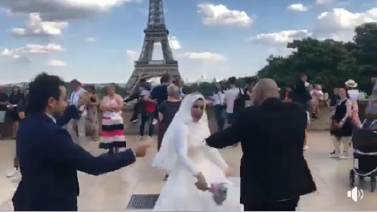 على أنغام الأغانى الشعبية.. عروسان مصريان يرقصان أمام برج إيفل
