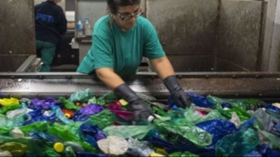 بلدية بلجيكية تحظر استخدام المواد البلاستيكية فى المدارس
