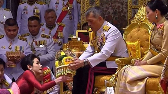 فيديو.. ملك تايلاند يعقد قرانه على عشيقته بحضور زوجته