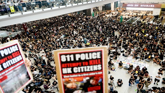 سلطات مطار هونج كونج يعلن إلغاء الرحلات بسبب المظاهرات
