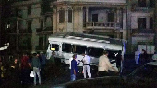  بالصور.. يقظة رجال الأمن تمنع سقوط سيارة أجرة من أعلى كوبري غمرة