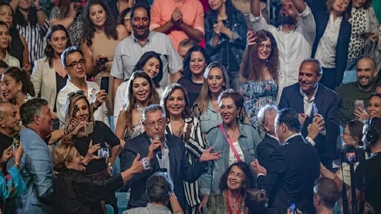 بالفيديو.. رئيس الوزراء اللبناني يغني 