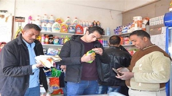 ضبط 756 زجاجة مياه غازية منتهية الصلاحية بنجع حمادي
