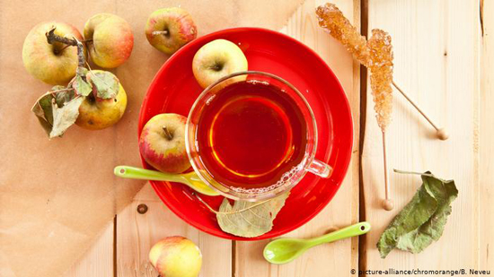 دراسة: تناول تفاحة مع كأس شاي قد يحميك من السرطان
