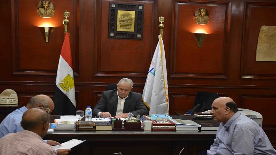  محافظ الأقصر يناقش تنفيذ مشروع التحول الرقمي مع نائب المصرية للاتصالات
