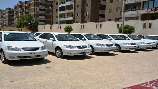  لتوفير فرص عمل .. تسليم 50 سيارة تاكسي لشباب السويس من جهاز المشروعات المتوسطة
