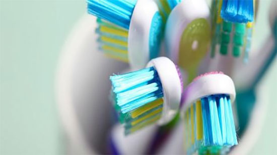 5 طرق لتنظيف وتعقيم فرشاة الأسنان