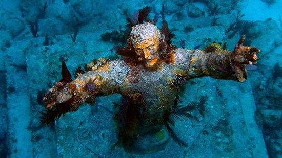 تمثال للمسيح ينظر إلى السماء من أعماق البحر