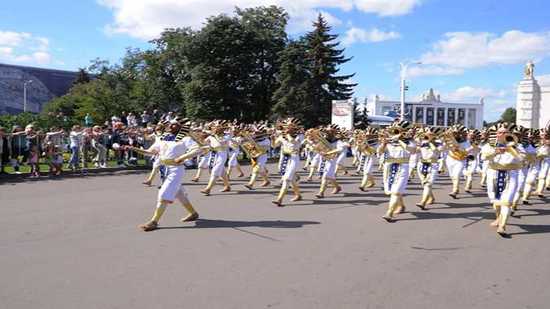 الموسيقات العسكرية تواصل عروضها المميزة ضمن مهرجان «سباسكيا تاور»