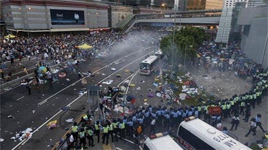 متظاهرون في هونج كونج يحاولون تعطيل حركة القطارات