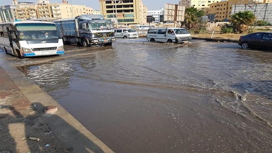 الالتزام بتعليمات المرور.. كسر بـ ماسورة مياه قبل بوابات رسوم الإسكندرية الصحراوي