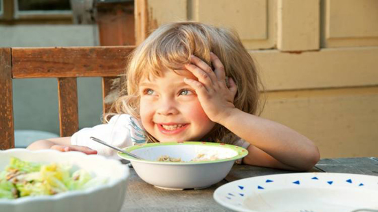 استشارى يحذر من خطورة تناول الأطفال كميات كبيرة من الطعام