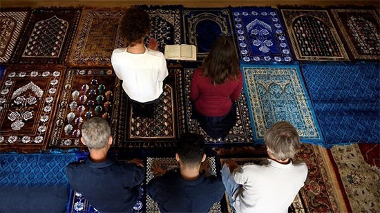 لوباريزيان : لأول مرة في فرنسا.. امرأتان تؤمان الصلاة داخل احد المساجد 