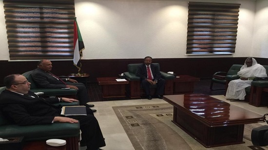 خلال أول زيارة رسمية بعد تشكيل الحكومة السودانية.. وزير الخارجية يلتقي رئيس وزراء السودان 

