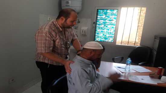 كلية الطب بجامعة السويس تنظم قافلة طبية بقرية الشلوفة