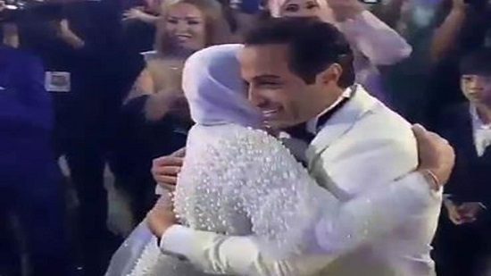 بالفيديو.. أحمد فهمي في وصلة رقص مع والدته في حفل زفافه
