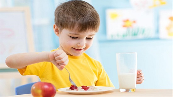 تساعده على التركيز بالمدرسة.. 8 أطعمة قدميها لطفلِك في وجبة الإفطار
