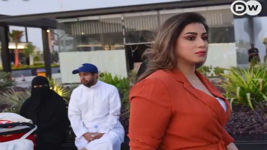 بالفيديو.. سعوديات يتجولن في الرياض بدون عباءة أو حجاب
