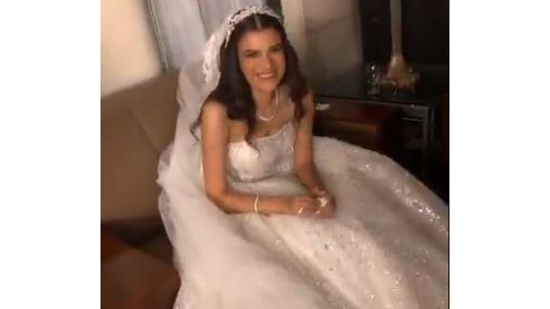 بالفيديو والصور.. نشوى مصطفى تبكي فرحًا في حفل زفاف ابنتها 