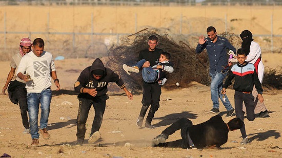 إصابة 30 فلسطينيًا برصاص الجيش الإسرائيلي
