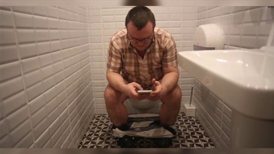 استخدام الهاتف في المرحاض يتسبب فى امراض كثيرة أبرزها البواسير وبكتيريا البراز