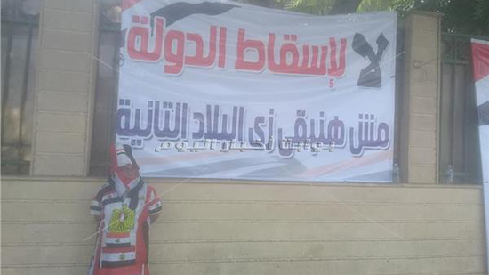 المواطنون يهتفون لدعم الدولة المصرية من أمام النصب التذكاري