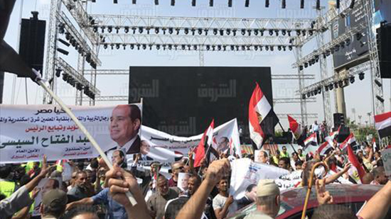 في حب مصر.. آلاف المؤيدين للرئيس يتجمعون في النصب التذكاري بمدينة نصر