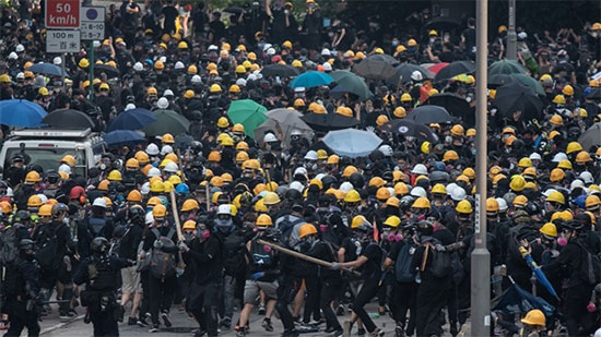 اشتباكات بين الشرطة والمتظاهرين في هونج كونج