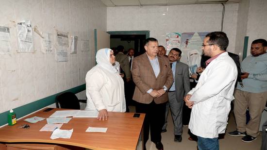 محافظ بني سويف يتابع عمل العيادات الخارجية بمستشفي ناصر 