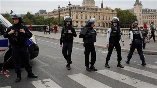 لوجورنال دو ديمانش : بعد مذبحة مقر شرطة باريس .. المخابرات تبحث عن المتطرفين والجهاديين في صفوف الأجهزة الأمنية الفرنسية 