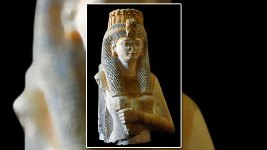 تمثال للملكة ميريت آمون في عرض خاص بمدخل المتحف المصري بالتحرير 