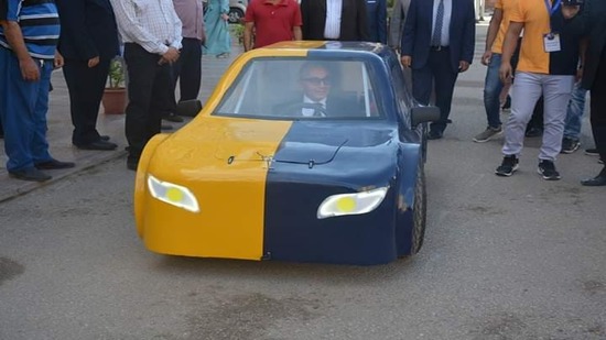 رئيس جامعة الزقازيق يشهد تجربة السيارة الكهربائية الجديدة