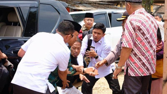 بالفيديو .. داعشي يهاجم وزير الأمن الإندونيسي بالسكين