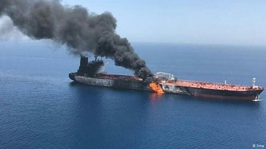 انفجار ناقلة إيرانية وتسرب النفط إلى مياه البحر الأحمر 