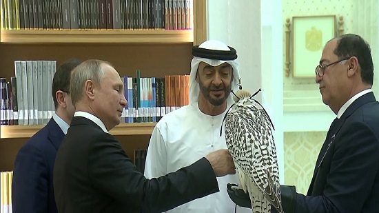 بوتين ومحمد بن زايد آل نهيان يتبادلان الهدايا.