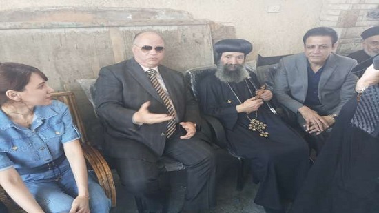  محافظ القاهرة يتفقد كنيسة مارجرجس برفقة الأنبا بيسنتي 

