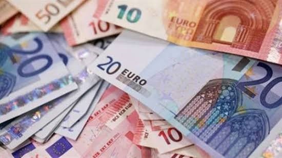 رغم صعود اليورو واليوان.. بنوك عالمية: الدولار سيظل المسيطر على احتياطيات العالم