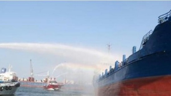السيطرة على حريق في سفينة بـ ميناء دمياط