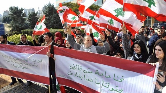 متظاهرون بيروت يرفعون شعار 