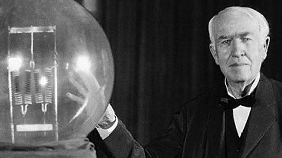  العالم الأمريكي توماس إديسون، صاحب فكرة اختراع المصباح الكهربائي