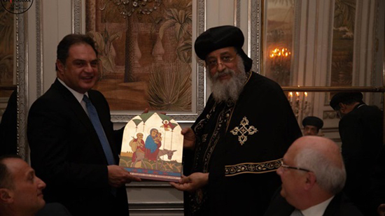 البابا يقدم هدية تذكارية للسفير المصري في بروكسيل