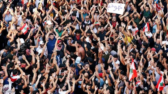 احتجاجات لبنان.. الغضب يتنامى وإصرار على 