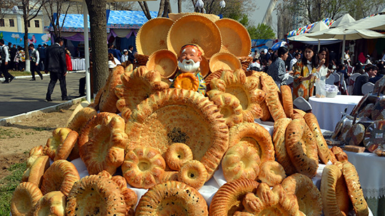 أغرب تقاليد أوزباكستان.. سر علاقة الخبز بالقسم المقدس و السفر