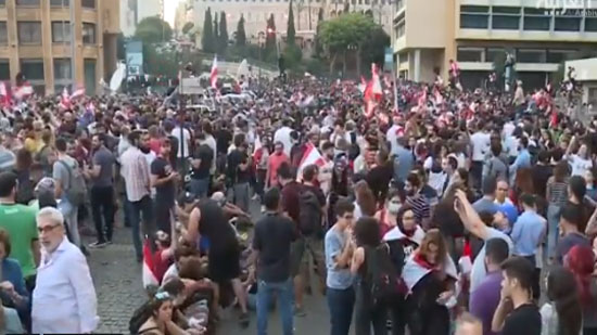 بالفيديو.. تزايد أعداد المتظاهرين في بيروت