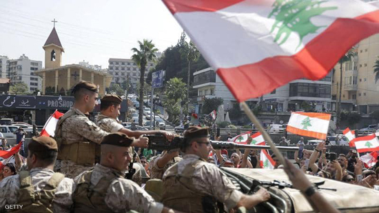 الجيش يدخل للمرة الأولى على خط الاحتجاجات في لبنان.