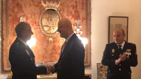  سفير أسبانيا بالقاهرة يكرم شرطى أمن بالسفارة لإنقاذه مصرية من الغرق على شاطئ العلمين 