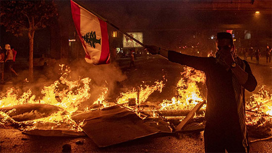الإندبندنت : لا تلوموا فقراء لبنان على إحراق بيروت 
